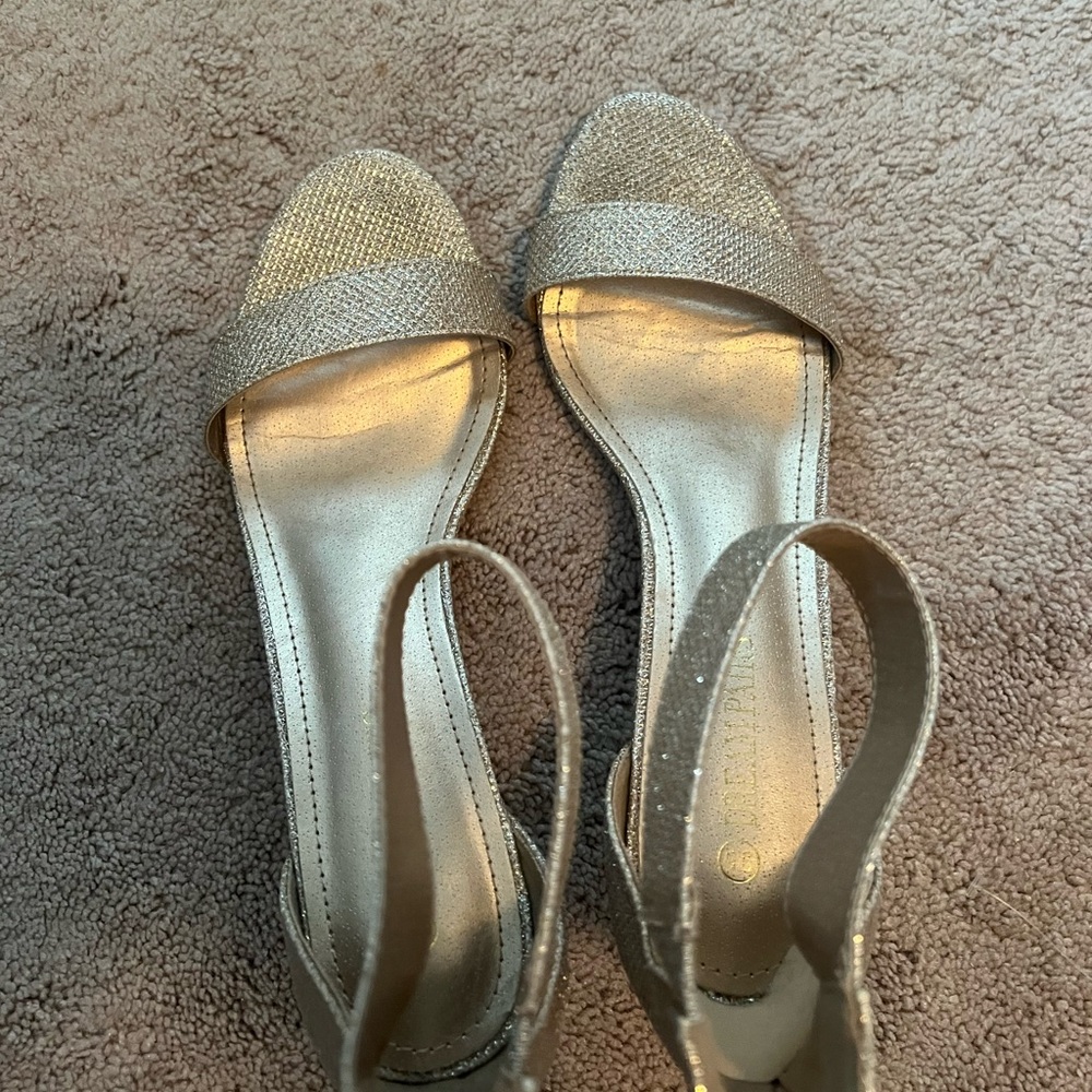 Gold sparkly heels✨✨